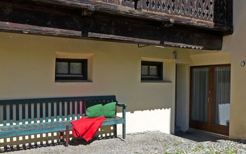 Chesa Frizzoni: Gebäude, Eigentum, Fenster, Möbel, Pflanze, Haus, Schatten, Nachbarschaft, Gartenmöbel, Wohngebiet