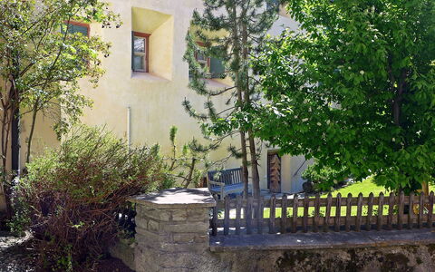 Chesa Frizzoni: Pflanze, Gebäude, Eigentum, Fenster, Ast, Strassenbelag, Baum, Gelb, Vegetation, Grundstueck