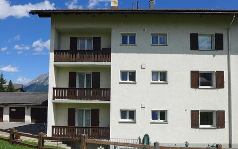 Chesa Vuorcha: Himmel, Gebäude, Fenster, Pflanze, Wolke, Grundstueck, Haus, Holz, Urban Design, Grundeigentum