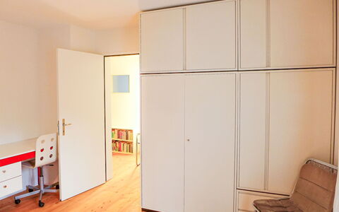 Chesa Vuorcha: Möbel, Cabinetry, Gebäude, Komfort, Holz, Flooring, Interior Design, Fussboden, Tür