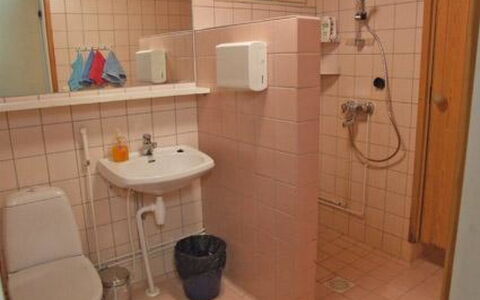 Soivio: Bad Sink, Badezimmer, Armatur, Wand, Sinken, Flooring, Interior Design, Zapfhahn, Fussboden, Installation