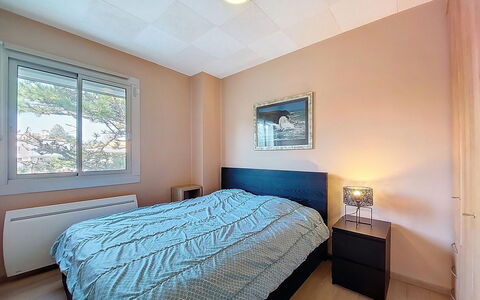 Saint Sordelin: Bett, Schlafzimmer, Interior Design, Bettdecke, Wand, Bedding, Möbel, Fussboden, Zimmer, Holz