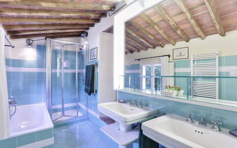 Le Pergole: Badezimmer, Eigentum, Zimmer, Gebäude, Interior Design, Die Architektur, Haus, Grundeigentum, Decke, Badewanne