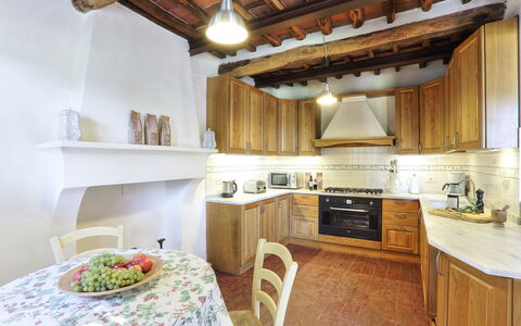 Le Pergole: Countertop, Eigentum, Zimmer, Möbel, Küche, Gebäude, Cabinetry, Interior Design, Haus, Decke