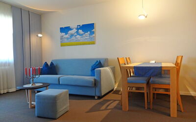 Alpenappartement Buchenhöhe A301 300.1: Möbel, Tabelle, Azurblau, Couch, Interior Design, Komfort, Fussboden, Stuhl, Flooring, Wohnzimmer