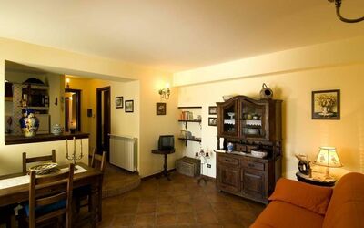 Ivoni 1: Zimmer, Eigentum, Gebäude, Interior Design, Möbel, Wohnzimmer, Fussboden, Haus, Decke, Zuhause