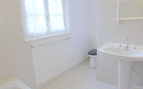 Pasteur: Zapfhahn, Sinken, Eigentum, Armatur, Fenster, Bad Sink, Badezimmer, Interior Design