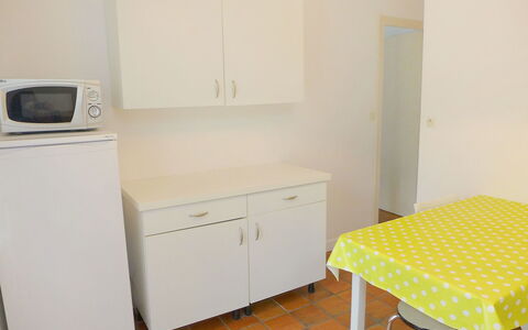 Pasteur: Cabinetry, Möbel, Gebäude, Interior Design, Küchengerät, Stuhl, Fussboden, Haus, Flooring