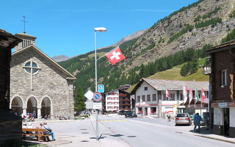 Ferienhaus Adonis: Himmel, Gebäude, Fenster, Strassenlicht, Infrastruktur, Pflanze, Strassenbelag, Berg, Haus, Durchgangsstrasse