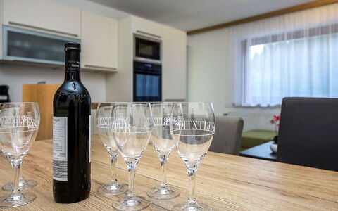 Radenthein 110: Geschirr, Tabelle, Kelche, Möbel, Drinkware, Flasche, Weinglas, Barware, Fenster, Wein