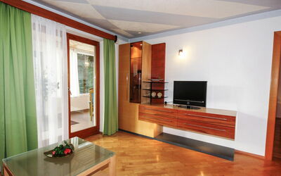 Radenthein 110: Möbel, Fernsehen, Gebäude, Couch, Cabinetry, Zimmerpflanze, Holz, Flooring, Tabelle, Komfort