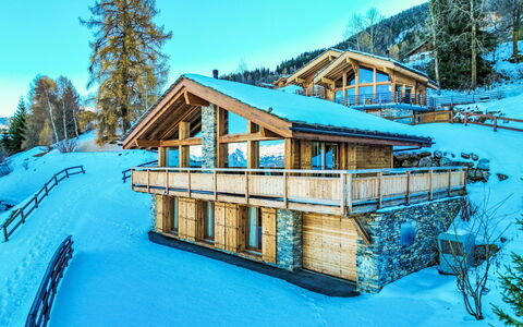 Chalet Flocon de Neige: Himmel, Gebäude, Schnee, Fenster, Baum, Haus, Steigung, Holz, Pflanze, Hütte