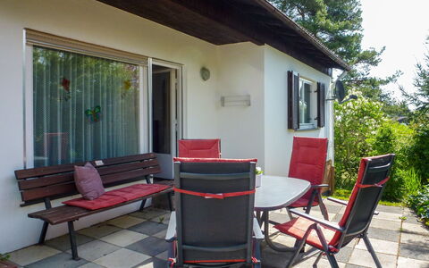 Zum Munteren Eichhörnchen: Möbel, Pflanze, Eigentum, Gebäude, Baum, Schatten, Stuhl, Gartenmöbel, Haus, Holz