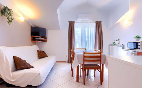 Bruno: Möbel, Eigentum, Bilderrahmen, Azurblau, Holz, Beleuchtung, Interior Design, Komfort, Fussboden, Flooring