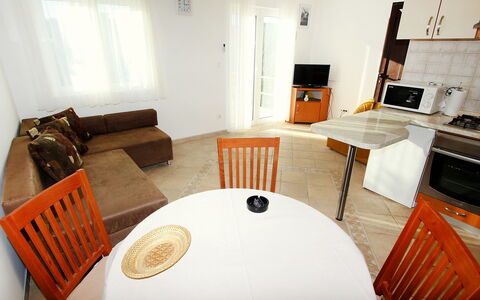 Parunov: Gebäude, Eigentum, Möbel, Tabelle, Cabinetry, Holz, Interior Design, Countertop, Komfort, Stuhl