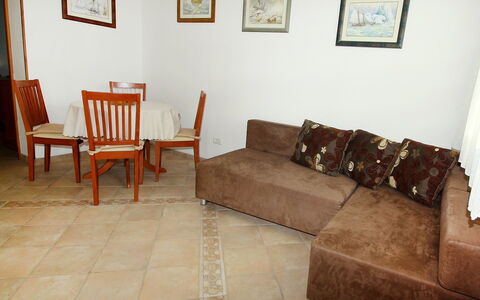 Parunov: Braun, Möbel, Eigentum, Bilderrahmen, Couch, Stuhl, Holz, Wohnzimmer, Tabelle, Flooring