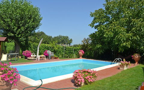 Casa Laura: Schwimmbad, Eigentum, Hinterhof, Grundeigentum, Garten, Zuhause, Gras, Haus, Freizeit, Wohngebiet