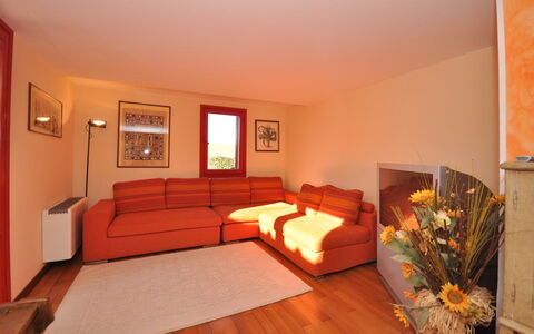 Casa Laura: Zimmer, Möbel, Eigentum, Interior Design, Wohnzimmer, Orange, Fussboden, Gebäude, Haus, Hartholz