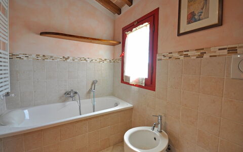 Casa Laura: Badezimmer, Eigentum, Zimmer, Fliese, Zapfhahn, Wand, Bad Sink, Armatur, Interior Design, Sinken
