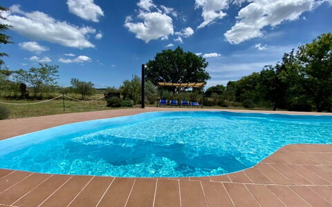 Funghi 2: Wasser, Himmel, Wolke, Wasservorräte, Schwimmbad, Pflanze, Azurblau, Rechteck, Baum, Schatten