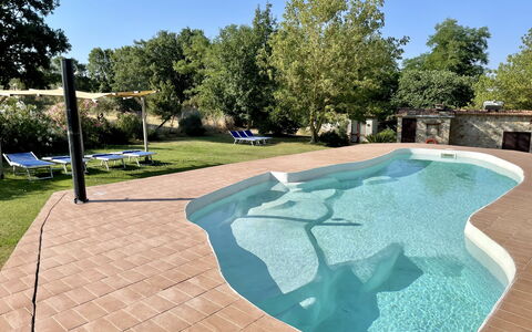 Funghi 2: Himmel, Pflanze, Baum, Schatten, Urban Design, Gras, Strassenbelag, Freizeit, Wasser, Gartenmöbel