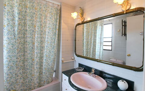 Vistamar: Spiegel, Zapfhahn, Armatur, Sinken, Eigentum, Bad Sink, Badezimmer, Beleuchtung, Lila, Interior Design