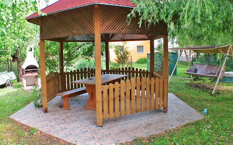Green: Pflanze, Eigentum, Möbel, Gebäude, Holz, Gartenmöbel, Baum, Schatten, Grundstueck, Hütte