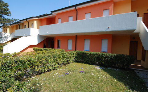 Villaggio Nautilus: Pflanze, Himmel, Fenster, Gebäude, Grundstueck, Gras, Wohngebiet, Baum, Fassade