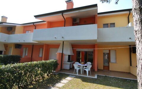 Villaggio Nautilus: Gebäude, Eigentum, Pflanze, Himmel, Fenster, Grundstueck, Wohngebiet, Hütte, Haus, Fassade