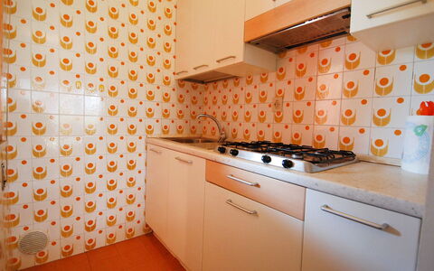 Villaggio Nautilus: Cabinetry, Gebäude, Countertop, Küchengerät, Herd, Orange, Interior Design, Küche, Haushaltsgerät, Haus