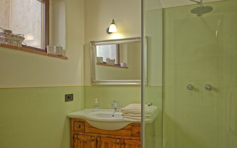 Villa Noceta: Badezimmer, Zimmer, Eigentum, Badezimmerschrank, Bad Zubehör, Bad Sink, Wand, Haus, Interior Design, Sinken