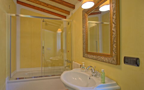 Villa Noceta: Badezimmer, Zimmer, Eigentum, Wand, Sinken, Badezimmerschrank, Gips, Bad Sink, Interior Design, Haus