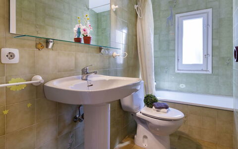 Salvagina 53: Spiegel, Zapfhahn, Armatur, Bad Sink, Sinken, Eigentum, Pflanze, Lila, Badezimmer, Interior Design