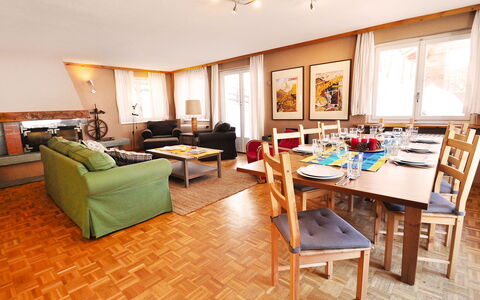 Lani: Tabelle, Möbel, Eigentum, Bilderrahmen, Holz, Fernsehen, Gebäude, Beleuchtung, Couch, Interior Design