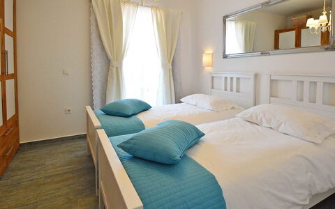 Villa Olea: Schlafzimmer, Möbel, Bett, Zimmer, Eigentum, Bettdecke, Bettrahmen, Interior Design, Bedding, Matratze