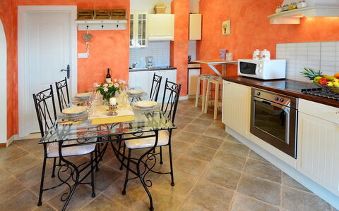 Villa Olea: Eigentum, Zimmer, Gebäude, Möbel, Fussboden, Küche, Interior Design, Haus, Countertop, Grundeigentum