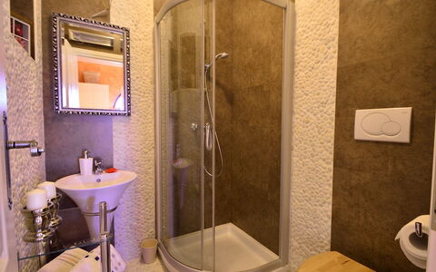 Villa Olea: Badezimmer, Eigentum, Zimmer, Armatur, Interior Design, Tür, Duschtür, Fliese, Dusche, Gebäude