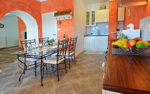 Villa Olea: Eigentum, Zimmer, Gebäude, Fussboden, Interior Design, Möbel, Grundeigentum, Haus, Fliese, Esszimmer