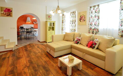 Villa Olea: Wohnzimmer, Zimmer, Möbel, Interior Design, Holzboden, Laminatboden, Eigentum, Fussboden, Couch, Gebäude