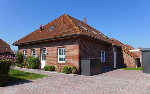Martina: Himmel, Gebäude, Pflanze, Fenster, Haus, Strassenbelag, Grundstueck, Holz, Tür