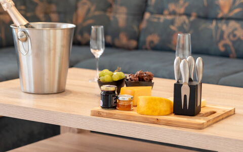 Norddeich 780: Essen, Tabelle, Möbel, Geschirr, Drinkware, Dishware, Servierware, Holz, Interior Design, Zutat