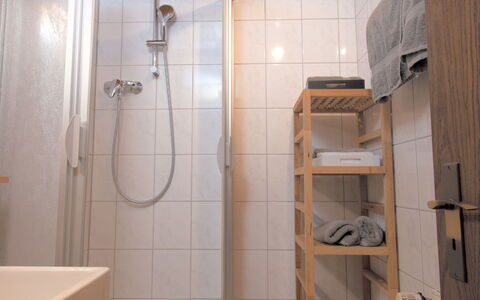 Norddeich 794: Eigentum, Armatur, Duschkopf, Gebäude, Badezimmer, Zapfhahn, Dusche, Haus, Interior Design