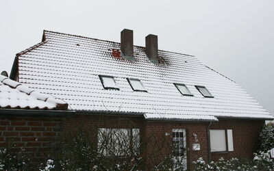 Norddeich 757: Gebäude, Eigentum, Fenster, Himmel, Pflanze, Haus, Holz, Kamin, Rechteck, Hütte