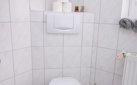 Norddeich 764: Eigentum, Badezimmer, Lila, Toilette, Toilleten Sitz, Linie, Materialeigenschaft, Flooring, Verbundwerkstoff