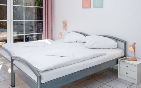 Norddeich 764: Bett, Schlafzimmer, Möbel, Bettrahmen, Bedding, Bettdecke, Linens, Matratze, Kissen, Holzbeize