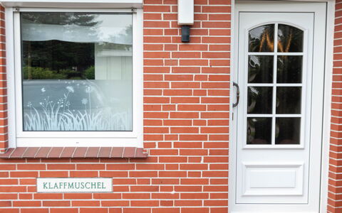 Norddeich 765: Fenster, Gebäude, Blatt, Holz, Backstein, Mauerwerk, Rechteck, Linie