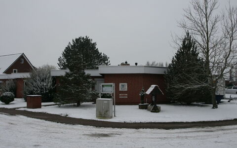 Norddeich 765: Pflanze, Himmel, Schnee, Gebäude, Baum, Fenster, Grundstueck, Haus, Nachbarschaft, Einfrieren