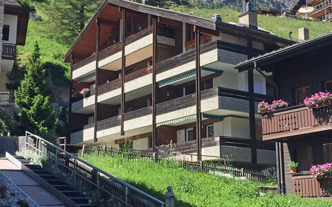 Zermatt 654: Gebäude, Pflanze, Fenster, Baum, Urban Design, Holz, Haus, Steigung, Eigentumswohnung, Fassade