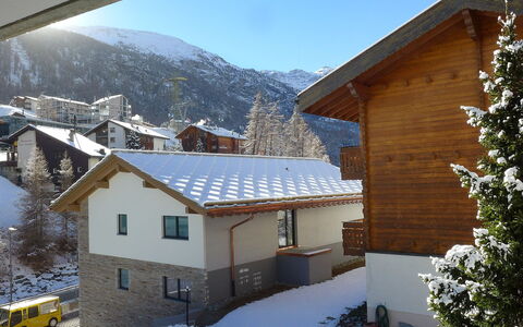 Zermatt 654: Gebäude, Himmel, Schnee, Eigentum, Fenster, Berg, Haus, Baum, Steigung, Pflanze