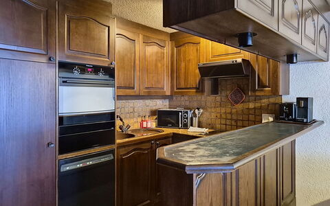 Zermatt 654: Countertop, Küche, Cabinetry, Küchengerät, Flooring, Major Appliance, Holz, Interior Design, Möbel, Fussboden